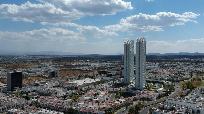 Juriquilla,_Querétaro_skyline_torres_Juriquilla_Santa_Fe_3