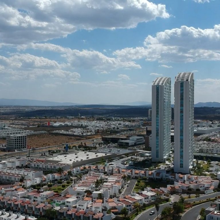 Juriquilla,_Querétaro_skyline_torres_Juriquilla_Santa_Fe_3